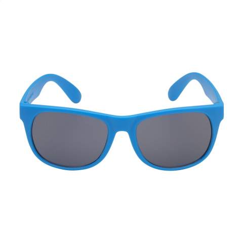 Modische Sonnenbrille. Das Gestell ist aus recyceltem Kunststoff gefertigt. Mit UV400-Schutz (gemäß europäischen Standards). GRS-zertifiziert. Recyceltes Material insgesamt: 66%