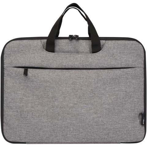 La sacoche pour ordinateur portable 2 en 1 Libra est parfaite pour les déplacements quotidiens ou les voyages en raison de ses fonctionnalités et de son design bien pensés. Elle est fabriquée à partir de polyester recyclé certifié GRS et d'une doublure en RPET. Elle est dotée d'un compartiment principal zippé qui peut s'ouvrir à 180 degrés pour faciliter les contrôles de sécurité. La sacoche comprend également une housse pour ordinateur portable 14" protégée en néoprène de qualité d'un côté, 2 poches en maille filet de l'autre côté, une poche avant zippée, une sangle pour trolley à l'arrière et deux poches ouvertes pour un rangement supplémentaire où vous pouvez également ranger facilement les poignées en sangle, la transformant en housse pour ordinateur portable.