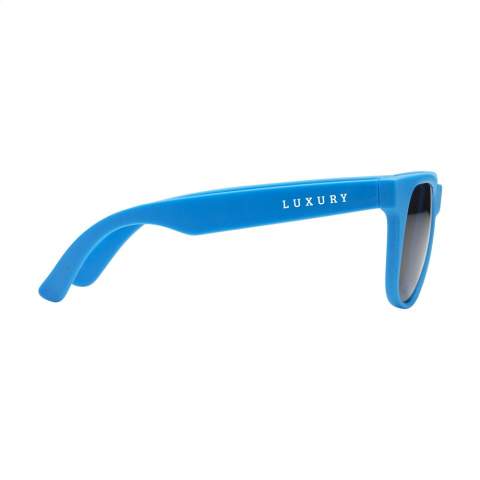 Modieuze zonnebril. Het frame is gemaakt van gerecycled kunststof. Met UV400 bescherming (volgens Europese normen). GRS-gecertificeerd. Totaal gerecycled materiaal: 66%.