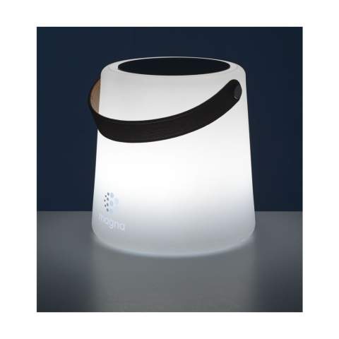 Wiederaufladbare Solarlampe der Marke Wooosh. Mit integriertem Solarmodul im oberen Teil der Lampe und einem coolen Griff aus Lederimitat. Der milchig-weiße Kunststoffschirm dämpft die LED-Lampe leicht und gibt ein weiches und warmes Licht ab. Mit ihrem minimalistischen Design passt diese moderne, kabellose Lampe in jede Umgebung – sowohl drinnen als auch draußen – und ist leicht zu transportieren. Die Lampe wird durch Sonnenlicht aufgeladen. Wenn das Panel nicht ausreichend Energie erhalten hat, kann die Lampe mit dem mitgelieferten USB-C-Ladekabel aufgeladen werden. Mit der mitgelieferten Fernbedienung lässt sie sich auch aus der Ferne steuern. Ein wunderschöner Hingucker für stimmungsvolle Momente im Innen- und Außenbereich. Wiederaufladbarer Akku (800 mAh) und Gebrauchsanweisung im Lieferumfang enthalten. Wird einzeln in einem Kraftkarton geliefert.