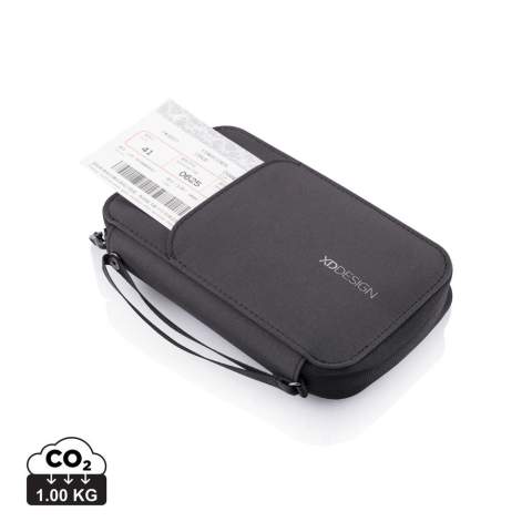 Etui à passeport XD Design fabriqué à partir de matériaux recyclés pour garder vos objets de valeur à portée de main et les protéger. Protection anti-RFID. La particularité de cet étui est que vous pouvez également l'utiliser comme support pour téléphone afin de regarder vos vidéos préférées en voyage. L'espace de rangement intérieur 3 en 1 vous permet de l'utiliser également comme porte-monnaie et pochette pour téléphone de 5,5 pouces. Fabriqué à partir de matériaux recyclés et de la technologie AWARE™. Modèle déposé®.<br /><br />PVC free: true