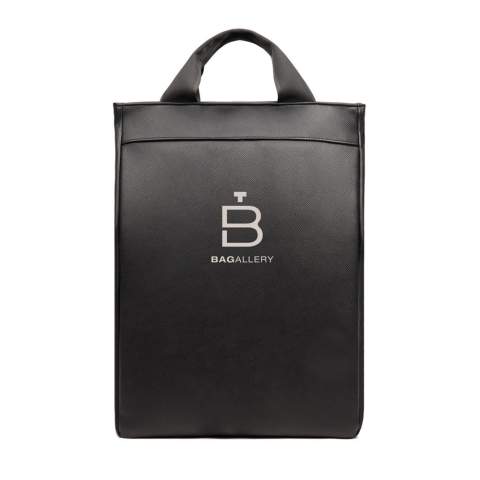 Mit unserem dezenten und exklusiven Rucksack können Sie mühelos vom Büro ins Freie wechseln. Schlankes Design und exklusiver Look. Mit einem gepolsterten Laptopfach für zusätzlichen Schutz. Kann als Tragetasche oder als Rucksack getragen werden, was ihn vielseitig und praktisch für jede Situation macht. Die Außenseite des Rucksacks besteht aus recyceltem PU und ebenso das Innenfutter besteht aus recycelten Materialien. Die Zertifizierung durch RCS (Recycled Claim Standard) garantiert, dass die gesamte Lieferkette der recycelten Materialien zertifiziert ist. Der Gesamtanteil an recyceltem Material basiert auf dem Gesamtgewicht des Produkts. Dieses Produkt enthält 27% RCS-zertifiziertes recyceltes Polyester und 8% RCS-zertifiziertes recyceltes PU.Mit unserem dezenten und exklusiven Rucksack können Sie mühelos vom Büro ins Freie wechseln. Schlankes Design und exklusiver Look. Mit einem gepolsterten Laptopfach für zusätzlichen Schutz. Kann als Tragetasche oder als Rucksack getragen wer