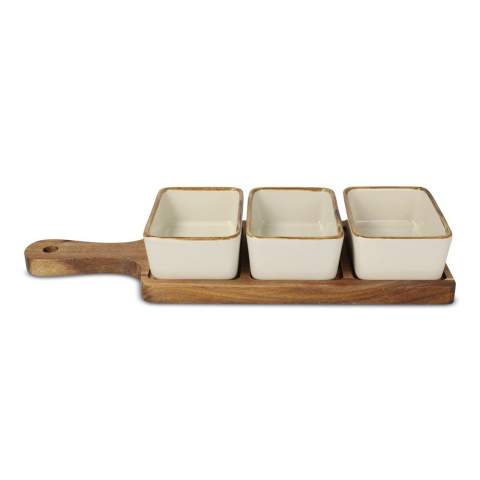 Ajoutez une touche de luxe à votre table avec cet élégant plateau de service en bois d'acacia InSideOut, équipé de trois bols rectangulaires en céramique, chacun ayant un caractère unique grâce à une technique d'émaillage spéciale. Le processus d'émaillage très brillant donne à chaque bol son propre aspect, créant ainsi une présentation élégante et authentique.
Les bols en céramique ne sont pas seulement beaux, ils sont aussi exceptionnellement solides et résistants aux dommages, grâce au processus de cuisson à haute température. Ils sont parfaits pour servir des noix, des cacahuètes ou des olives à l'apéritif, mais aussi pour servir des fruits frais ou d'autres friandises au petit-déjeuner.
Avec cet ensemble polyvalent, vous pouvez créer une présentation élégante et unique pour chaque occasion.

