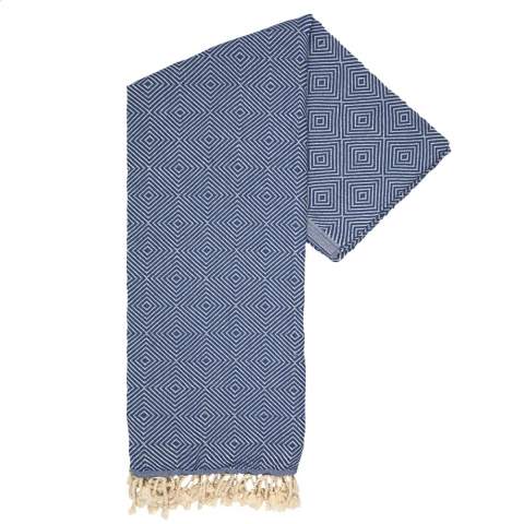 Une serviette de hammam multifonctionnelle d'Oxious. Fabriqué à partir de 92% de coton certifié Oekotex, 210 g/m², (42% recyclé) et 8% de RPET. Harmony est un chiffon merveilleusement doux et élégant avec un motif de blocs cool. Beau comme un châle, une robe sur le canapé, un tissu luxueux (hammam) ou une serviette. Le tissu est fait à la main. Harmony symbolise l'harmonie entre l'homme et la nature. Avec cette belle toile le pur plaisir peut commencer.  Ces beaux tissus doux sont fabriqués par des femmes locales dans un petit village de Turquie. Ils y travaillent dans un contexte social, avec un espace de croissance et de développement. Les tissus sont faits à la main avec amour et souci de l'environnement. Le plaisir à l'état pur peut commencer avec un produit de la collection Oxious. Optionnel: Chaque article peut être fourni dans une boite en papier kraft et/ou avec une bague fourreau.