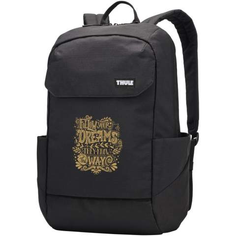 Ein stilvoller Rucksack mit viel Platz, einem gepolsterten Rückenteil und Schultergurten für optimalen Komfort. Mit einem gepolsterten Fach für ein 16"-MacBook® oder einen 15,6"-Laptop, einem speziellen Einschubfach für ein 10,5"-Tablet und mehreren Fächern für die Aufbewahrung und den einfachen Zugriff auf kleinere Gegenstände.