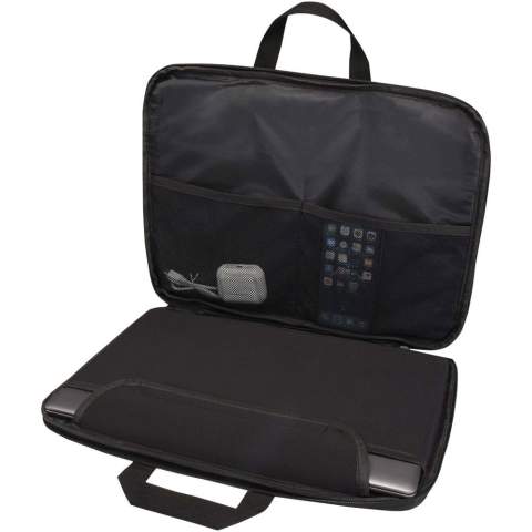 La sacoche pour ordinateur portable 2 en 1 Libra est parfaite pour les déplacements quotidiens ou les voyages en raison de ses fonctionnalités et de son design bien pensés. Elle est fabriquée à partir de polyester recyclé certifié GRS et d'une doublure en RPET. Elle est dotée d'un compartiment principal zippé qui peut s'ouvrir à 180 degrés pour faciliter les contrôles de sécurité. La sacoche comprend également une housse pour ordinateur portable 14" protégée en néoprène de qualité d'un côté, 2 poches en maille filet de l'autre côté, une poche avant zippée, une sangle pour trolley à l'arrière et deux poches ouvertes pour un rangement supplémentaire où vous pouvez également ranger facilement les poignées en sangle, la transformant en housse pour ordinateur portable.