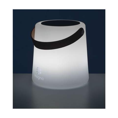 Wiederaufladbare Solarlampe der Marke Wooosh. Mit integriertem Solarmodul im oberen Teil der Lampe und einem coolen Griff aus Lederimitat. Der milchig-weiße Kunststoffschirm dämpft die LED-Lampe leicht und gibt ein weiches und warmes Licht ab. Mit ihrem minimalistischen Design passt diese moderne, kabellose Lampe in jede Umgebung – sowohl drinnen als auch draußen – und ist leicht zu transportieren. Die Lampe wird durch Sonnenlicht aufgeladen. Wenn das Panel nicht ausreichend Energie erhalten hat, kann die Lampe mit dem mitgelieferten USB-C-Ladekabel aufgeladen werden. Mit der mitgelieferten Fernbedienung lässt sie sich auch aus der Ferne steuern. Ein wunderschöner Hingucker für stimmungsvolle Momente im Innen- und Außenbereich. Wiederaufladbarer Akku (800 mAh) und Gebrauchsanweisung im Lieferumfang enthalten. Wird einzeln in einem Kraftkarton geliefert.