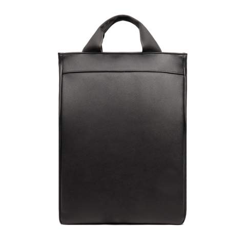 Mit unserem dezenten und exklusiven Rucksack können Sie mühelos vom Büro ins Freie wechseln. Schlankes Design und exklusiver Look. Mit einem gepolsterten Laptopfach für zusätzlichen Schutz. Kann als Tragetasche oder als Rucksack getragen werden, was ihn vielseitig und praktisch für jede Situation macht. Die Außenseite des Rucksacks besteht aus recyceltem PU und ebenso das Innenfutter besteht aus recycelten Materialien. Die Zertifizierung durch RCS (Recycled Claim Standard) garantiert, dass die gesamte Lieferkette der recycelten Materialien zertifiziert ist. Der Gesamtanteil an recyceltem Material basiert auf dem Gesamtgewicht des Produkts. Dieses Produkt enthält 27% RCS-zertifiziertes recyceltes Polyester und 8% RCS-zertifiziertes recyceltes PU.Mit unserem dezenten und exklusiven Rucksack können Sie mühelos vom Büro ins Freie wechseln. Schlankes Design und exklusiver Look. Mit einem gepolsterten Laptopfach für zusätzlichen Schutz. Kann als Tragetasche oder als Rucksack getragen wer