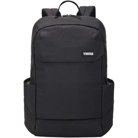 Ein stilvoller Rucksack mit viel Platz, einem gepolsterten Rückenteil und Schultergurten für optimalen Komfort. Mit einem gepolsterten Fach für ein 16"-MacBook® oder einen 15,6"-Laptop, einem speziellen Einschubfach für ein 10,5"-Tablet und mehreren Fächern für die Aufbewahrung und den einfachen Zugriff auf kleinere Gegenstände.