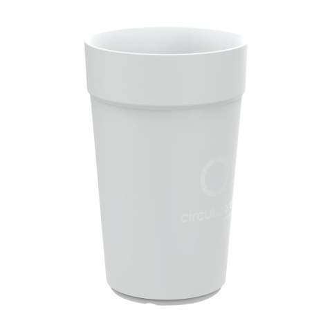 Gobelet réutilisable et empilable de la marque Circulware. Ce gobelet est fabriqué à partir de plastique de haute qualité et peut être réutilisé jusqu'à 500 fois. Sa taille généreuse le rend idéal pour le café ou le thé, la soupe chaude, un smoothie rafraîchissant ou un milkshake. Une excellente alternative au gobelet jetable. Ce gobelet est léger, facile à nettoyer et empilable, et un excellent gain de place. Sans BPA et approuvé pour les aliments. Passe au lave-vaisselle et au micro-ondes. 100% recyclable. Ce gobelet contribue à une économie circulaire. Conception hollandaise. Fabriqué en Hollande. Capacité 400 ml.