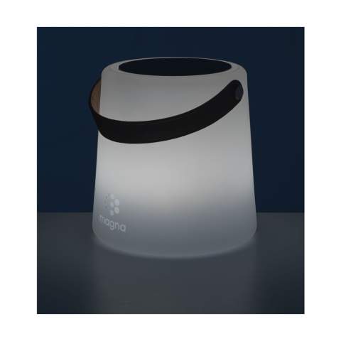 Wiederaufladbare Solarlampe der Marke Wooosh. Mit integriertem Solarmodul im oberen Teil der Lampe und einem coolen Griff aus Lederimitat. Der milchig-weiße Kunststoffschirm dämpft die LED-Lampe leicht und gibt ein weiches und warmes Licht ab. Mit ihrem minimalistischen Design passt diese moderne, kabellose Lampe in jede Umgebung – sowohl drinnen als auch draußen – und ist leicht zu transportieren. Die Lampe wird durch Sonnenlicht aufgeladen. Wenn das Panel nicht ausreichend Energie erhalten hat, kann die Lampe mit dem mitgelieferten USB-C-Ladekabel aufgeladen werden. Mit der mitgelieferten Fernbedienung lässt sie sich auch aus der Ferne steuern. Ein wunderschöner Hingucker für stimmungsvolle Momente im Innen- und Außenbereich. Wiederaufladbarer Akku (800 mAh) und Gebrauchsanweisung im Lieferumfang enthalten. Wird einzeln in einem Kraftkarton geliefert.