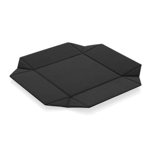 Boîte de rangement pliable et magnétique en PU recyclé certifié RCS. Contenu recyclé total : 21% sur la base du poids total de l'article. La certification RCS garantit une chaîne d'approvisionnement entièrement certifiée pour les matériaux recyclés. La boîte de rangement est livrée à plat dans l'emballage et peut facilement être pliée en boîte de rangement grâce aux aimants intégrés. Parfait pour votre bureau ou votre table de chevet. Emballé dans un emballage FSC® mix.
