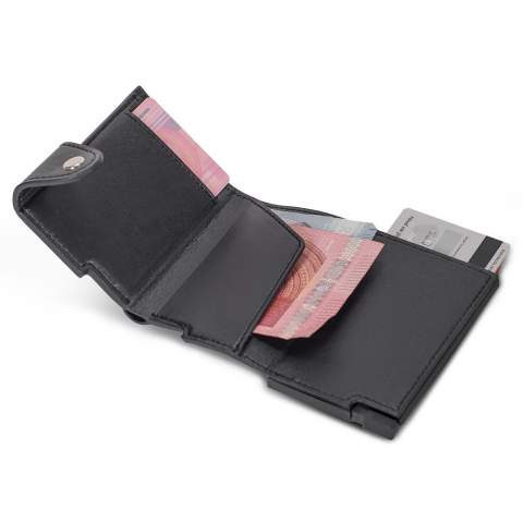 Stilvolles Kartenetui aus Aluminium mit stilvollem Lederbeutel. Das Kartenetui schützt Ihre Karten vor RFID-Skimming. Drücken Sie einfach den Knopf und holen Sie sich bis zu sechs Karten raus (vier mit Prägung). Passend für Karten und Geldscheine.