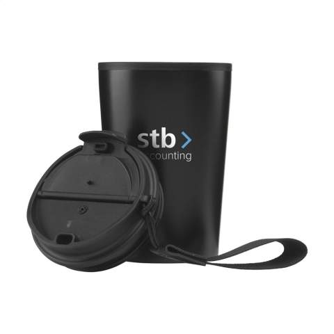 Doppelwandiger, wiederverwendbarer Kaffeebecher-to-go von der Marke Wooosh. Dieser Becher ist aus recyceltem Edelstahl gefertigt und hat eine Innenwand aus Kunststoff. Der Schraubdeckel hat eine Schnapp-/Trinköffnung. Der Becher ist mit einer praktischen Trageschlaufe am Deckel ausgestattet, so dass er beim Gehen leicht in der Hand getragen werden kann. Das auslaufsichere Design sorgt dafür, dass Sie den Becher bedenkenlos tragen können, auch wenn er nicht aufrecht steht. Darüber hinaus passt er in fast jeden Getränkehalter im Auto. Ein idealer Thermos-Kaffeebecher für unterwegs. Nicht spülmaschinengeeignet. RCS-zertifiziert. Gesamtes recyceltes Material: 45%. Fassungsvermögen 400 ml.     Edelstahl kann viele Male recycelt werden – die Qualität des Materials bleibt dabei weitgehend erhalten. Durch die Verwendung von recyceltem Edelstahl kommt eine geringere Menge an neuen Rohstoffen zum Einsatz. Das bedeutet weniger Energieverbrauch und weniger Wasserverbrauch. Pro Stück in einer luxuriösen Wooosh-Geschenkbox.