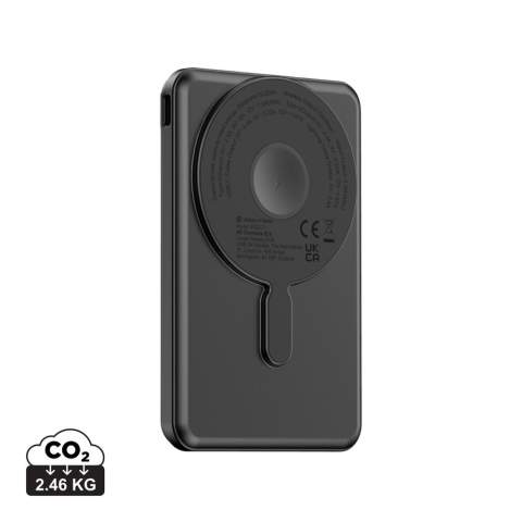 Redwood, die 5000mAh-5-in-1 20W-PD-Schnellladepowerbank ist mit einem  magnetischen 15W-Ladegerät ausgestattet, mit dem Sie Ihr Telefon mit maximaler Geschwindigkeit kabellos aufladen können. Ebenso können Sie auch Ihre AirPods oder Apple Watch aufladen. Benötigen Sie einen noch schnelleren Energieschub, um den Tag zu überstehen? Redwood unterstützt das blitzschnelle Laden mit 20W über seinen USB-C-Anschluss, sowohl zum Aufladen der Powerbank selbst als auch zum Aufladen Ihres Geräts. Sie verfügt auch über ein integriertes USB-C-Schnellladekabel und ein integriertes Lightning-Kabel. Mit dem integrierten Ständer können Sie Ihr Telefon während des Ladevorgangs aufstellen, um z.B. Filme anzusehen. Hergestellt aus rec. ABS- & PC-Kunststoff hergestellt; nach dem RCS-Standard (Recycled Claim Standard) zertifiziert. Der Gesamtanteil an rec. Material beträgt 24% des Gesamtgewichts des Artikels. Urban Vitamin-Produkte sind ohne PVC hergestellt und in kunststoffreduzierten Verpackungen verpackt.<br /><br />WirelessCharging: true<br />PowerbankCapacity: 5000<br />PVC free: true