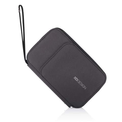 Etui à passeport XD Design fabriqué à partir de matériaux recyclés pour garder vos objets de valeur à portée de main et les protéger. Protection anti-RFID. La particularité de cet étui est que vous pouvez également l'utiliser comme support pour téléphone afin de regarder vos vidéos préférées en voyage. L'espace de rangement intérieur 3 en 1 vous permet de l'utiliser également comme porte-monnaie et pochette pour téléphone de 5,5 pouces. Fabriqué à partir de matériaux recyclés et de la technologie AWARE™. Modèle déposé®.<br /><br />PVC free: true