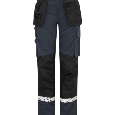 • Werkbroek met open zijzakken en achterzakken met extra breedte, linkerkant met klep en magnetische sluiting <br />• Holstertassen aan beide zijden voor gereedschap, pennen, etc <br />• Beenzakken, linkerzak met klep en magnetische sluiting, interne telefoonzak en houder voor ID-kaart <br />• Rechterzijde zak voor vouwmeter en zak voor gereedschap met messenknoop<br />• Kniebeschermingszakken, te openen aan de buitenkant met rits    • Wijdere riemlus aan de achterkant om druk van de riem te voorkomen <br />• Verborgen knoop aan de voorkant <br />• Voorgevormde knieën, stretchstof in het kruis en ingenaaide stretchband in de taille voor verhoogd comfort <br />• Cordura® versterking in de vouwmeterzak, achterzakken en over de knieën voor verhoogde duurzaamheid <br />• Waschipzakje<br /><br />Getest voor industrieel wassen volgens ISO 15797<br />Verhoogde zichtbaarheid volgens EN 17353<br />Geleverd in een bio-based, composteerbare polybag