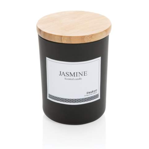 Schaffen Sie Wärme und Gemütlichkeit in Ihrem Zuhause mit dieser Ukiyo Jasmin-Duftkerze. Die Duftkerze wird in einem eleganten Glas mit Bambusdeckel geliefert.