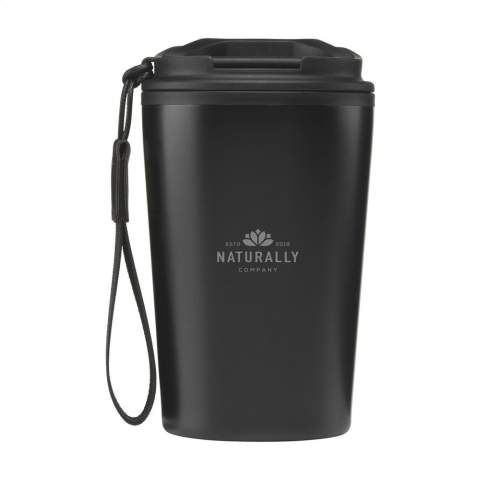 Double-walled, reusable coffee to-go cup from the Wooosh brand. This cup is made from recycled stainless steel and has a plastic inner wall. The screw-on lid features a snap/drink opening. The cup is equipped with a handy carrying loop on the lid, making it easy to carry in your hand while walking. The leak-proof design ensures that you can carry the cup without worry, even if it does not stay upright. In addition, it fits into almost any car cup holder. An ideal thermos coffee cup on the go. Not dishwasher-safe. RCS-certified. Total recycled material: 45%. Capacity 400 ml.     Stainless steel can be recycled many times whilst retaining the quality of the material. By using recycled stainless steel, fewer new raw materials are needed. This means less energy consumption and less use of water. Each item is supplied in a luxurious Wooosh gift box.