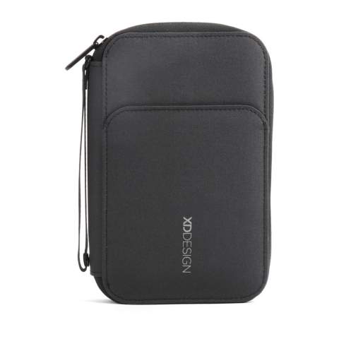 Etui à passeport XD Design fabriqué à partir de matériaux recyclés pour garder vos objets de valeur à portée de main et les protéger. Protection anti-RFID. La particularité de cet étui est que vous pouvez également l'utiliser comme support pour téléphone afin de regarder vos vidéos préférées en voyage. L'espace de rangement intérieur 3 en 1 vous permet de l'utiliser également comme porte-monnaie et pochette pour téléphone de 5,5 pouces. Fabriqué à partir de matériaux recyclés et de la technologie AWARE™. Modèle déposé®.<br /><br />PVC free: true