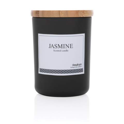 Schaffen Sie Wärme und Gemütlichkeit in Ihrem Zuhause mit dieser Ukiyo Jasmin-Duftkerze. Die Duftkerze wird in einem eleganten Glas mit Bambusdeckel geliefert.