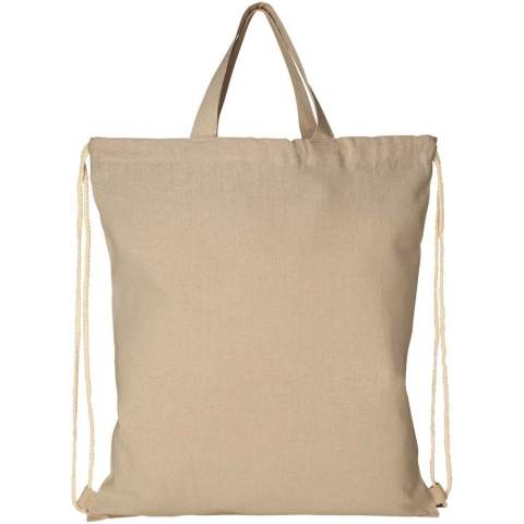 Rucksack aus 210 g/m² recycelter Baumwolle und recyceltem Polyester. Recycelte Baumwolle wird aus Verbrauchsabfällen hergestellt, die während des Schneidevorgangs in Textilfabriken anfallen. Großes Hauptfach mit Kordelzugverschluss aus Baumwolle. Ausgestattet mit zwei Griffen mit einer Höhe von 14 cm. Beständigkeit bis zu 5 kg Gewicht. Aufgrund des Produktionsprozesses kann es zu geringfügigen Farbabweichungen des Produktes kommen.