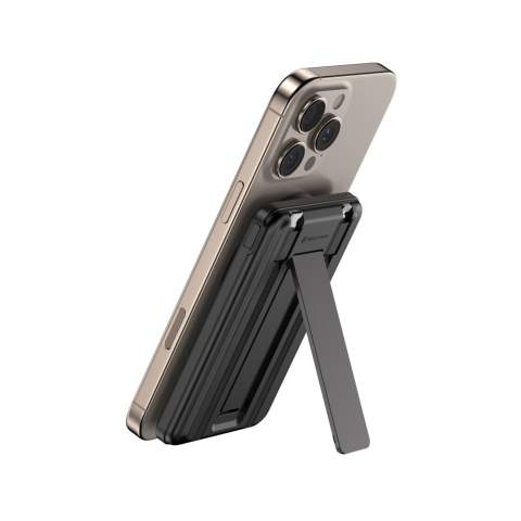Redwood, die 5000mAh-5-in-1 20W-PD-Schnellladepowerbank ist mit einem  magnetischen 15W-Ladegerät ausgestattet, mit dem Sie Ihr Telefon mit maximaler Geschwindigkeit kabellos aufladen können. Ebenso können Sie auch Ihre AirPods oder Apple Watch aufladen. Benötigen Sie einen noch schnelleren Energieschub, um den Tag zu überstehen? Redwood unterstützt das blitzschnelle Laden mit 20W über seinen USB-C-Anschluss, sowohl zum Aufladen der Powerbank selbst als auch zum Aufladen Ihres Geräts. Sie verfügt auch über ein integriertes USB-C-Schnellladekabel und ein integriertes Lightning-Kabel. Mit dem integrierten Ständer können Sie Ihr Telefon während des Ladevorgangs aufstellen, um z.B. Filme anzusehen. Hergestellt aus rec. ABS- & PC-Kunststoff hergestellt; nach dem RCS-Standard (Recycled Claim Standard) zertifiziert. Der Gesamtanteil an rec. Material beträgt 24% des Gesamtgewichts des Artikels. Urban Vitamin-Produkte sind ohne PVC hergestellt und in kunststoffreduzierten Verpackungen verpackt.<br /><br />WirelessCharging: true<br />PowerbankCapacity: 5000<br />PVC free: true