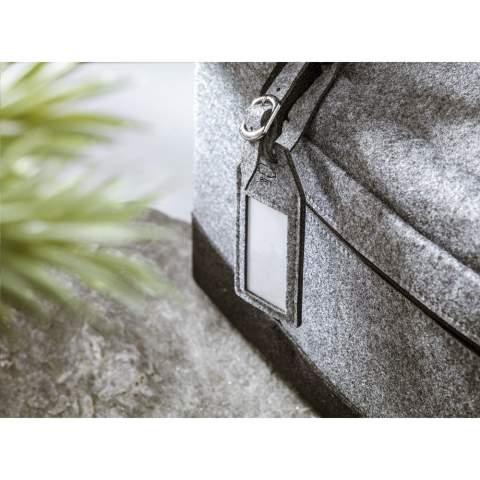 WoW! Gepäckanhänger aus RPET-Filz. Dieser Filz wird aus recycelten PET-Flaschen und recycelten Textilien hergestellt. Der Anhänger lässt sich mühelos an allen Arten von Koffern und Taschen anbringen. Größe Papiereinlage: 7,5 x 3,9 cm. Größe des Fensters: 6,4 x 3,5 cm. GRS-zertifiziert. Recyceltes Material insgesamt: 75%.