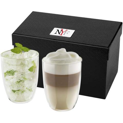 Doppelwandiges, isoliertes 290 ml Glasset. Hitzeresistentes hochwertiges Borosilikatglas. Ideal für das Servieren Ihres bevorzugten Latte Macchiato, Eistees oder anderer Heiß- oder Kaltgetränke. In einem Luxus Geschenkkarton verpackt. Mit Logoplatte.