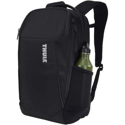 Un sac à dos de voyage professionnel écologique qui peut contenir un MacBook® de 15" ou un PC de 15,6", et une tablette de 10" dans des compartiments séparés. Comprend un compartiment caché SafeZone pour protéger un téléphone, des lunettes de soleil ou d'autres objets plus petits. Plusieurs poches pour ranger les accessoires, des bretelles en EVA avec maille filet et une sangle de sternum réglable, ce qui le rend plus confortable à porter.