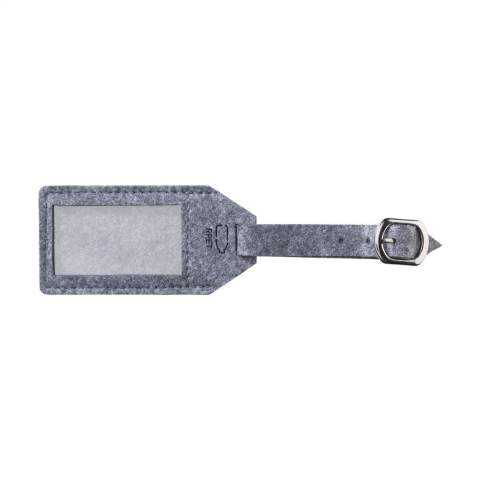 WoW! Gepäckanhänger aus RPET-Filz. Dieser Filz wird aus recycelten PET-Flaschen und recycelten Textilien hergestellt. Der Anhänger lässt sich mühelos an allen Arten von Koffern und Taschen anbringen. Größe Papiereinlage: 7,5 x 3,9 cm. Größe des Fensters: 6,4 x 3,5 cm. GRS-zertifiziert. Recyceltes Material insgesamt: 75%.