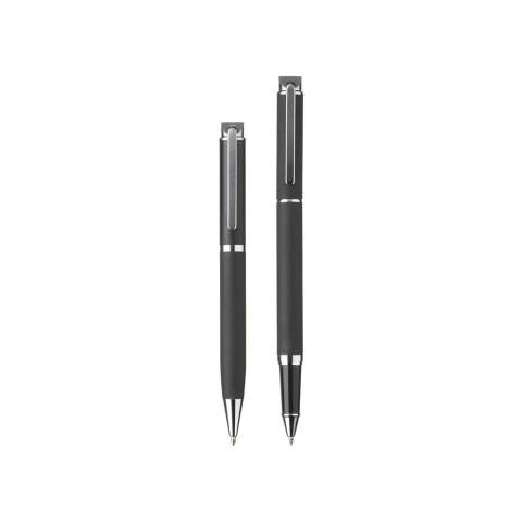 Schickes, metallenes Schreibset: Blauschreibender Kugelschreiber und Fineliner mit schnelltrocknender blauer Tinte. Beides mit stylischem gummierten Abschluss, Clip und hochglänzenden Akzenten. Pro Set in einer Verpackung.