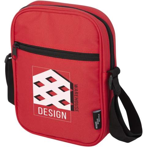 Sac à bandoulière pratique et déperlant en polyester recyclé GRS. Il comporte un compartiment zippé avec une pochette intérieure pour ranger vos gadgets quotidiens en toute sécurité, une pochette frontale zippée pour les clés et les accessoires de valeur, et une pochette ouverte au dos pour un rangement et un accès rapides. Avec ses bretelles réglables de haute qualité, le sac bandoulière Byron est un sac parfait pour un usage quotidien avec une empreinte écologique minimale. Sans PVC.