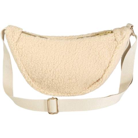 The Bear sherpa crossbody bag is made from GRS certified recycled polyester. It features a spacious main compartment and with its adjustable shoulder straps it is a perfect bag for everyday use.
