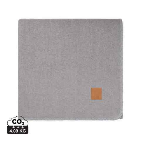 Fabriquée en polyester GRS, cette couverture bicolore avec une couleur de chaque côté offre une douceur exceptionnelle. Détails élégants de points de languette et d'écussons en PU. Une couverture qui ajoute une touche d'élégance à tout espace. Mesurant 130x170 cm, elle est parfaite pour se réchauffer lors des nuits fraîches. Certifiée par GRS (Global Recycled Standard), la certification GRS garantit que l'ensemble de la chaîne d'approvisionnement des matériaux recyclés est certifiée. Le contenu recyclé total est basé sur le poids total du produit. Ce produit contient 100 % de polyester recyclé certifié GRS. OEKO-TEX® STANDARD 100. 23.HCN.62731 Hohenstein HTTI.