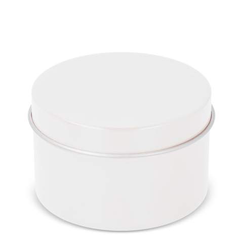 Deze duurzame kaars met vanillegeur, gemaakt van plantaardige wax, wordt geleverd in een grotere gerecyclede blikken houder. Met een brandtijd van 5 tot 6 uur is hij perfect om een warme, rustgevende sfeer te creëren. Plaats voor de veiligheid de kaars op het deksel als je hem aansteekt om oppervlakken te beschermen.
