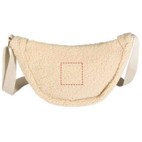 The Bear sherpa crossbody bag is made from GRS certified recycled polyester. It features a spacious main compartment and with its adjustable shoulder straps it is a perfect bag for everyday use.
