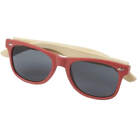 Diese nachhaltige Sonnenbrille im Retro-Design ist der ideale Werbeartikel für Sommerfestivals, Veranstaltungen oder andere sonnige Aktivitäten im Freien. Der Rahmen besteht aus einem Kunststoff-Bambus-Gemisch, das die Verwendung neuer Kunststoffe reduziert, und ist in mehreren trendigen Farben erhältlich. Die Bügel mit leichter und bequemer Passform sind aus Bambus gefertigt, der aus nachhaltigen, umweltfreundlichen und sozial verantwortlichen Quellen stammt. Diese Brille entspricht der Norm EN ISO 12312-1, hat UV400-Gläser der Kategorie 3 und ist somit die perfekte Wahl für den Schutz vor hellem Sonnenlicht. Die Lasergravur wird als nachhaltige Dekorationsmöglichkeit empfohlen.