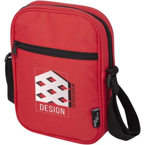 Sac à bandoulière pratique et déperlant en polyester recyclé GRS. Il comporte un compartiment zippé avec une pochette intérieure pour ranger vos gadgets quotidiens en toute sécurité, une pochette frontale zippée pour les clés et les accessoires de valeur, et une pochette ouverte au dos pour un rangement et un accès rapides. Avec ses bretelles réglables de haute qualité, le sac bandoulière Byron est un sac parfait pour un usage quotidien avec une empreinte écologique minimale. Sans PVC.