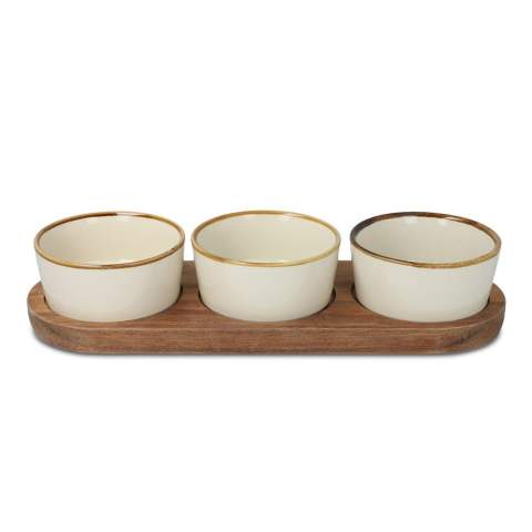 Breng verfijning naar je borreltafel, diner of ontbijt met deze elegante houten standaard gemaakt van acaciahout, compleet met drie ronde keramieken kommetjes. Elk kommetje heeft een uniek karakter dankzij het speciale glazuurproces, wat zorgt voor een mooie glans en een authentieke uitstraling, wat je presentatie extra bijzonder maakt.
De keramieken kommetjes zijn niet alleen stijlvol, maar ook uiterst duurzaam en bestand tegen beschadigingen door het bakken op hoge temperaturen. Perfect voor het serveren van nootjes, snackgroenten of fruit, deze set biedt eindeloze mogelijkheden voor elke gelegenheid. Maak van elke tafel een stijlvolle en unieke ervaring met deze veelzijdige serveerset!

