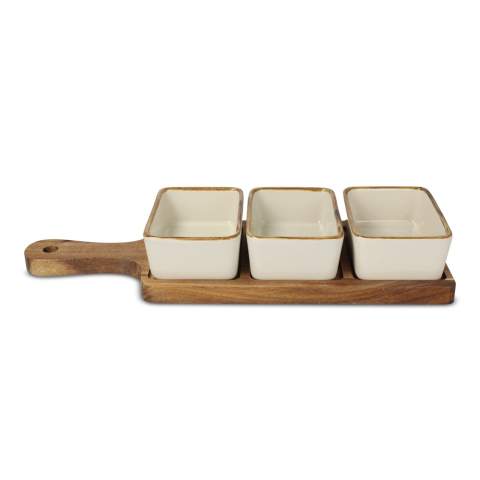 Voeg een vleugje luxe toe aan je tafel met deze stijlvolle InSideOut serveerplank van acaciahout, compleet met drie rechthoekige keramische schaaltjes, elk met een prachtig uniek karakter dankzij hun speciale glazuurtechniek. Door het hoogglanzende glazuurproces krijgt elk schaaltje zijn eigen uitstraling, wat zorgt voor een elegante en authentieke presentatie.
De keramische schaaltjes zijn niet alleen mooi, maar ook bijzonder sterk en bestand tegen beschadigingen, dankzij het bakproces op hoge temperaturen. Perfect voor het serveren van nootjes, pinda's of olijven tijdens een borrel, maar ook ideaal om te gebruiken tijdens het ontbijt voor vers fruit of andere lekkernijen.
Met deze veelzijdige set creëer je een stijlvolle en unieke presentatie voor elk moment.
