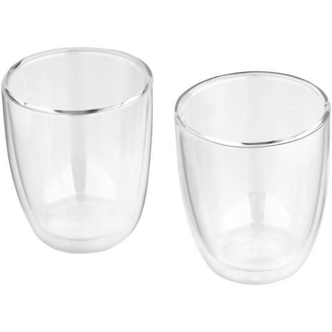 Doppelwandiges, isoliertes 290 ml Glasset. Hitzeresistentes hochwertiges Borosilikatglas. Ideal für das Servieren Ihres bevorzugten Latte Macchiato, Eistees oder anderer Heiß- oder Kaltgetränke. In einem Luxus Geschenkkarton verpackt. Mit Logoplatte.