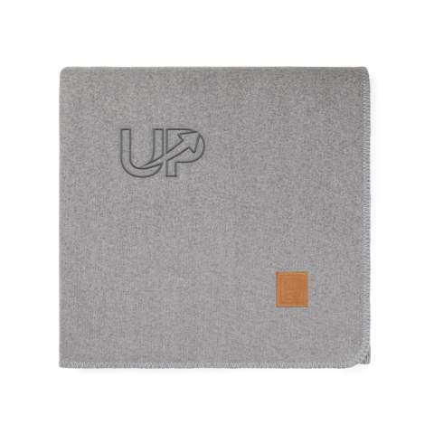 Fabriquée en polyester GRS, cette couverture bicolore avec une couleur de chaque côté offre une douceur exceptionnelle. Détails élégants de points de languette et d'écussons en PU. Une couverture qui ajoute une touche d'élégance à tout espace. Mesurant 130x170 cm, elle est parfaite pour se réchauffer lors des nuits fraîches. Certifiée par GRS (Global Recycled Standard), la certification GRS garantit que l'ensemble de la chaîne d'approvisionnement des matériaux recyclés est certifiée. Le contenu recyclé total est basé sur le poids total du produit. Ce produit contient 100 % de polyester recyclé certifié GRS. OEKO-TEX® STANDARD 100. 23.HCN.62731 Hohenstein HTTI.