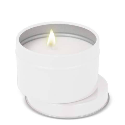 Deze duurzame kaars met vanillegeur, gemaakt van plantaardige wax, wordt geleverd in een grotere gerecyclede blikken houder. Met een brandtijd van 5 tot 6 uur is hij perfect om een warme, rustgevende sfeer te creëren. Plaats voor de veiligheid de kaars op het deksel als je hem aansteekt om oppervlakken te beschermen.