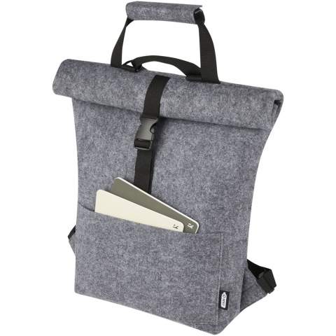 Multifunktionaler und modischer Rolltop-Rucksack und Fahrradtasche in einem. Aus hochwertigem, weichem und strapazierfähigem GRS-zertifiziertem, recyceltem Filz. Ausgestattet mit einem großen Hauptfach, einer Vordertasche, verstellbaren Schultergurten und 3 Klettverschlussgurten, mit denen die Tasche auf dem Gepäckträger eines Fahrrads befestigt werden kann. Die Schultergurte lassen sich leicht in ein langes Tragegriffsystem umwandeln oder so bündeln, dass sich die Gurte nicht in einem Fahrradrad verfangen können.
