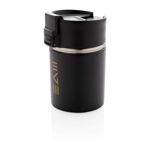 Geniet van de heerlijke smaak van uw koffie, en alleen van koffie in compact formaat! Maar wat u ook uit deze beker drinkt, u zult geen bijsmaak ervaren. Op de binnenwand is een keramiek coating aangebracht die de metaalachtige bijsmaak volledig elimineert. Deze vacuüm geïsoleerde mok houdt uw drankjes tot 5 uur warm (of 15 uur koud). Lekvrije deksel. Inhoud: 220ml. Geregistreerd ontwerp®<br /><br />HoursHot: 5<br />HoursCold: 15