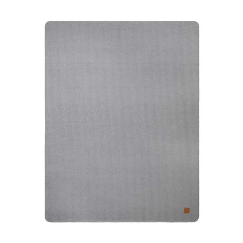 Fabriquée en polyester GRS, cette couverture bicolore avec une couleur de chaque côté offre une douceur exceptionnelle. Détails élégants de points de languette et d'écussons en PU. Une couverture qui ajoute une touche d'élégance à tout espace. Mesurant 130x170 cm, elle est parfaite pour se réchauffer lors des nuits fraîches. Certifiée par GRS (Global Recycled Standard), la certification GRS garantit que l'ensemble de la chaîne d'approvisionnement des matériaux recyclés est certifiée. Le contenu recyclé total est basé sur le poids total du produit. Ce produit contient 100 % de polyester recyclé certifié GRS. OEKO-TEX® STANDARD 100. 23.HCN.62731 Hohenstein HTTI.