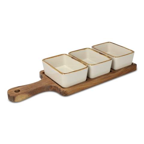 Voeg een vleugje luxe toe aan je tafel met deze stijlvolle InSideOut serveerplank van acaciahout, compleet met drie rechthoekige keramische schaaltjes, elk met een prachtig uniek karakter dankzij hun speciale glazuurtechniek. Door het hoogglanzende glazuurproces krijgt elk schaaltje zijn eigen uitstraling, wat zorgt voor een elegante en authentieke presentatie.
De keramische schaaltjes zijn niet alleen mooi, maar ook bijzonder sterk en bestand tegen beschadigingen, dankzij het bakproces op hoge temperaturen. Perfect voor het serveren van nootjes, pinda's of olijven tijdens een borrel, maar ook ideaal om te gebruiken tijdens het ontbijt voor vers fruit of andere lekkernijen.
Met deze veelzijdige set creëer je een stijlvolle en unieke presentatie voor elk moment.
