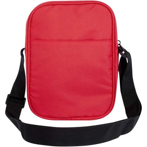 Sac à bandoulière pratique et déperlant en polyester recyclé GRS. Il comporte un compartiment zippé avec une pochette intérieure pour ranger vos gadgets quotidiens en toute sécurité, une pochette frontale zippée pour les clés et les accessoires de valeur, et une pochette ouverte au dos pour un rangement et un accès rapides. Avec ses bretelles réglables de haute qualité, le sac bandoulière Byron est un sac parfait pour un usage quotidien avec une empreinte écologique minimale. Sans PVC.