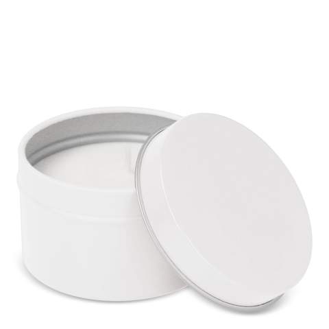 Deze duurzame kaars met vanillegeur, gemaakt van plantaardige wax, wordt geleverd in een grotere gerecyclede blikken houder. Met een brandtijd van 5 tot 6 uur is hij perfect om een warme, rustgevende sfeer te creëren. Plaats voor de veiligheid de kaars op het deksel als je hem aansteekt om oppervlakken te beschermen.